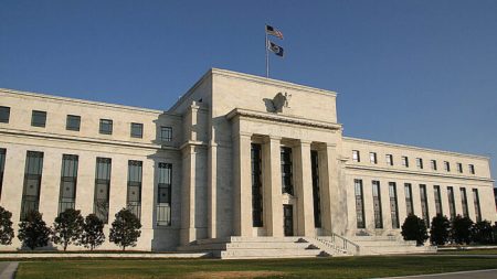 Bancos centrales causaron la inflación, y el acuerdo de la deuda, es «estafa total», dice economista