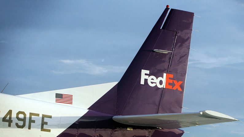  La cola del gigante de carga estadounidense Fedex se ve en el Aeropuerto Internacional de Miami el 07 de noviembre de 2006. (ROBERTO SCHMIDT/AFP vía Getty Images)