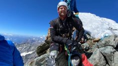 Veterano se convierte en primer doble amputado en llegar a cima del Matterhorn tras perder sus piernas en Irak