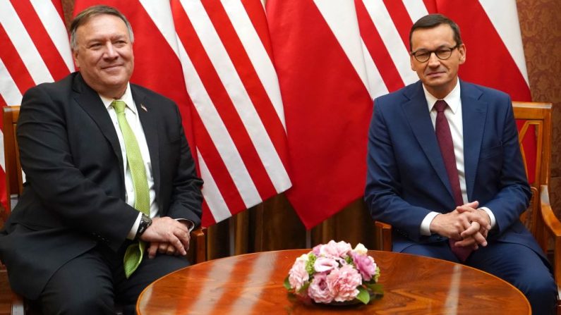 El secretario de Estado de EE.UU. Mike Pompeo (i) y el primer ministro de Polonia Mateusz Morawiecki posan para los medios de comunicación antes de una reunión en la Cancillería de Varsovia, Polonia, el 15 de agosto de 2020. (Foto de JANEK SKARZYNSKI/AFP vía Getty Images)