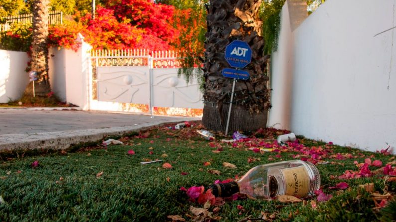 Se ve una botella vacía de alcohol en el suelo a la entrada de la mansión Palazzo Beverly Hills, donde se celebró una gran fiesta en desafío a la orden de salud relacionada con el COVID-19 y que terminó con un tiroteo mortal el 3 de agosto, en Los Ángeles, California (EE.UU.). (Foto de ROBYN BECK/AFP vía Getty Images)