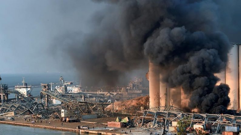 Oleadas de humo de la zona del puerto con daños y escombros después de que una gran explosión sacudiera el puerto de Beirut, Líbano, el 4 de agosto de 2020. EFE/EPA/WAEL HAMZEH