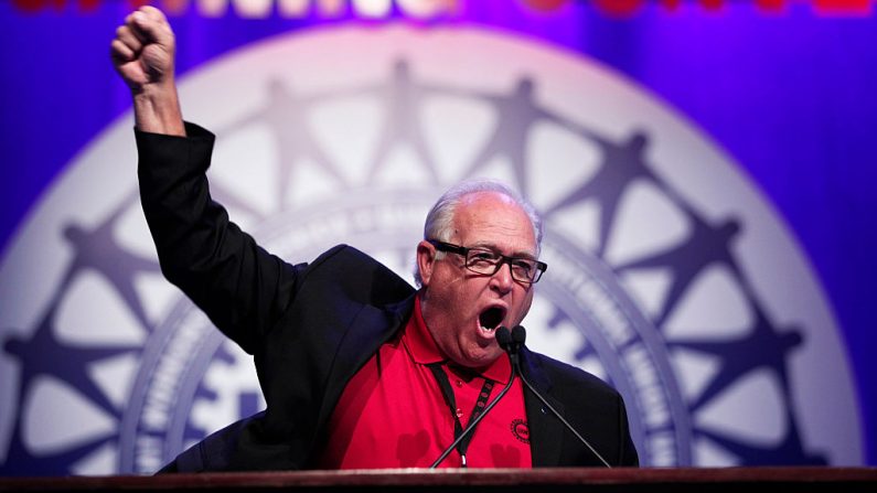 El expresidente del sindicato del automóvil United Auto Workers (UAW) Dennis Williams habla a los delegados de la Convención Especial de la UAW sobre Negociación Colectiva en el Cobo Center el 25 de marzo de 2015 en Detroit, Michigan (EE.UU.). (Foto de Bill Pugliano/Getty Images)