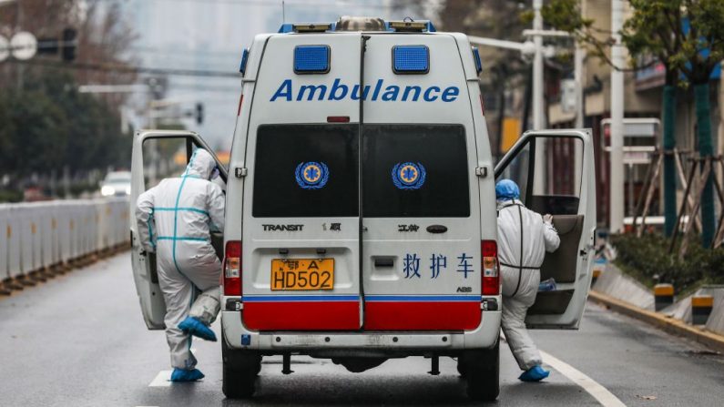 En la image se ve una ambulancia en Wuhan en la provincia central de Hubei en China. (Foto de STR/AFP vía Getty Images)