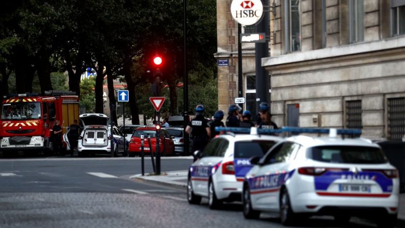La policía y los servicios de emergencia franceses patrullan cerca de un banco en la ciudad portuaria de Le Havre, en el noroeste de Francia, el 6 de agosto de 2020, donde un hombre armado presuntamente tiene a dos personas como rehenes según la policía y los funcionarios. (Foto de SAMEER AL-DOUMY/AFP vía Getty Images)