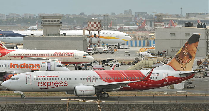 Las aeronaves de Air India se ven en la pista del aeropuerto internacional de Mumbai (India) el 26 de mayo de 2010. (PUNIT PARANJPE/AFP a través de Getty Images)