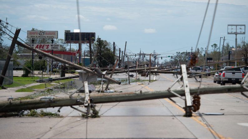 Las líneas eléctricas caídas bloquean una carretera principal tras el paso del huracán Laura en Lake Charles, Louisiana (EE.UU.), el 27 de agosto de 2020. (Foto de ANDREW CABALLERO-REYNOLDS/AFP vía Getty Images)