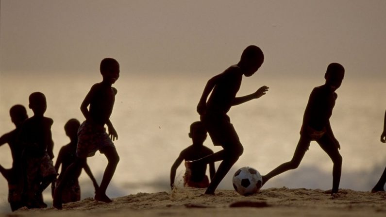Imagen ilustrativa de niños jugando al fútbol en la playa de Ada en Ghana. Foto de Ben Radford /Allsport/Getty Images 