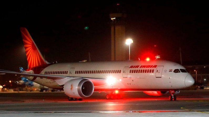 Un Boeing 787 con número de vuelo AI139 de la compañía aérea nacional india Air India, foto tomada el 22 de marzo de 2018. (JACK GUEZ/AFP a través de Getty Images)