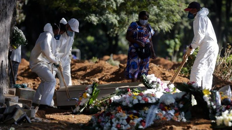 Empleados cargan el ataúd de una persona que murió por COVID-19 en el cementerio de Vila Formosa en Sao Paulo (Brasil). EFE/FERNANDO BIZERRA JR/Archivo