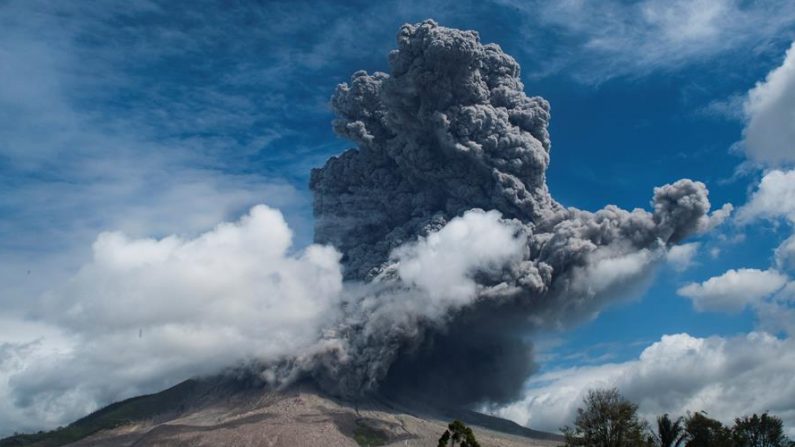 El monte Sinabung arroja cenizas volcánicas al aire durante una erupción en Karo, Sumatra del Norte (Indonesia), el 10 de agosto de 2020. EFE/EPA/SUTANTA ADITYA