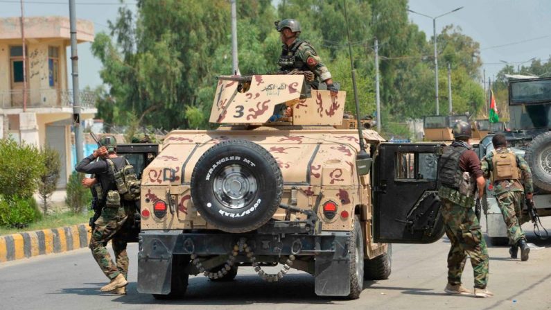 Soldados afganos llegan con su vehículo Humvee fuera de una prisión durante una redada en Jalalabad el 3 de agosto de 2020. (Foto de NOORULLAH SHIRZADA/AFP vía Getty Images)