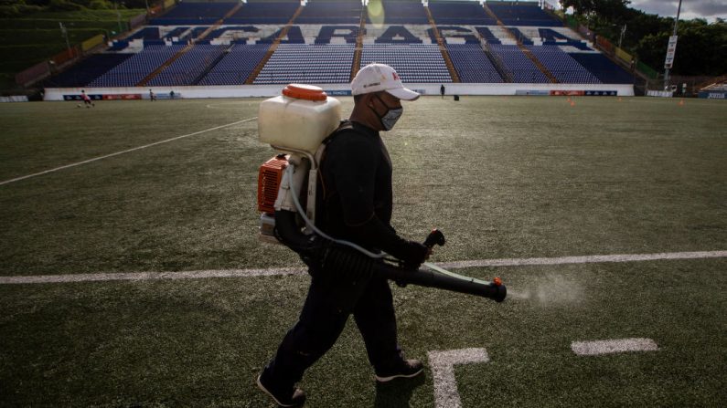 Un trabajador del Ministerio de Salud desinfecta el Estadio Nacional en Managua (Nicaragua), el 29 de agosto de 2020, en medio de la pandemia del covid-19. (Foto de INTI OCON/AFP vía Getty Images)