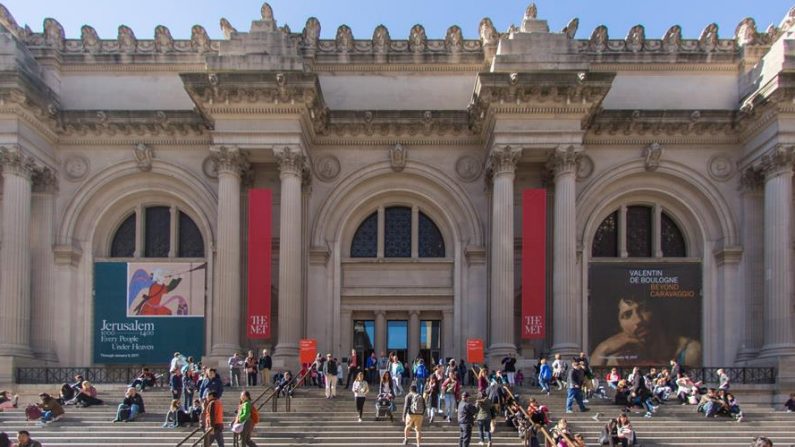 Fotografía cedida por el Museo Metropolitano de Nueva York (Met) donde aparecen varias personas sentadas en las escalinatas del local en Nueva York que volverá a recibir a sus visitantes el 29 de agosto de 2020 con la exposición "Making the Met, 1870-2020". EFE/Met