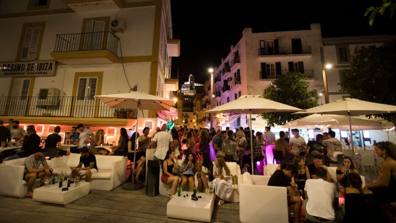 La gente se reúne en la terraza del bar del puerto de Ibiza (ciudad Ibiza, España) el 31 de julio de 2020. (Foto de JAIME REINA/AFP vía Getty Images)