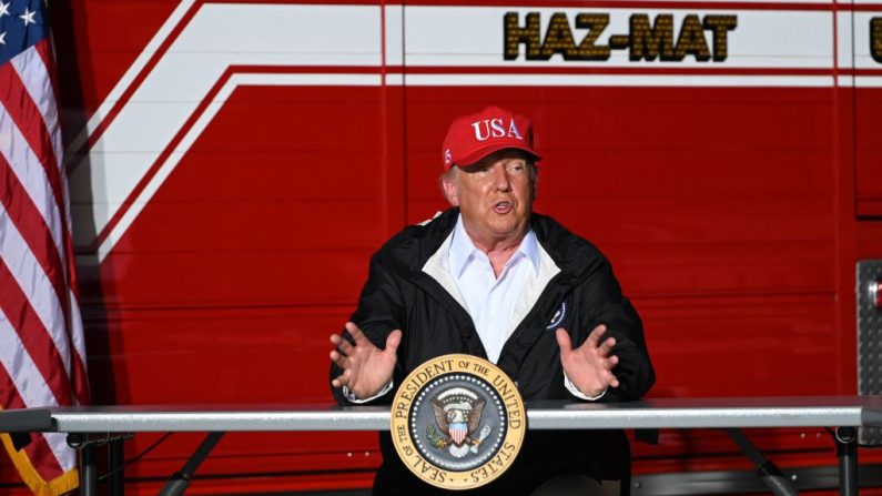 El presidente de Estados Unidos, Donald Trump, habla con los primeros respondedores y otros oficiales en una estación de bomberos en Lake Charles, Louisiana, el 29 de agosto de 2020. Trump inspeccionó los daños en la zona causados por el huracán Laura. (ROBERTO SCHMIDT/AFP vía Getty Images)