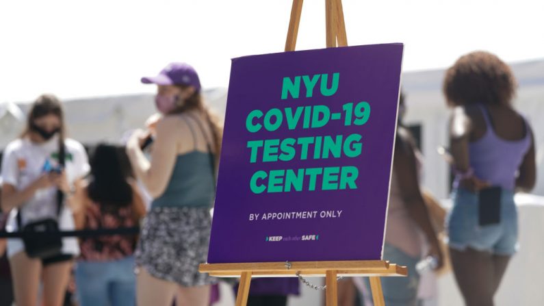 Estudiantes de la Universidad de Nueva York hacen cola para un examen de COVID-19 antes de que la escuela abra sus puertas el 18 de agosto de 2020 en Nueva York (EE.UU.). (Foto de BRYAN R. SMITH/AFP vía Getty Images)