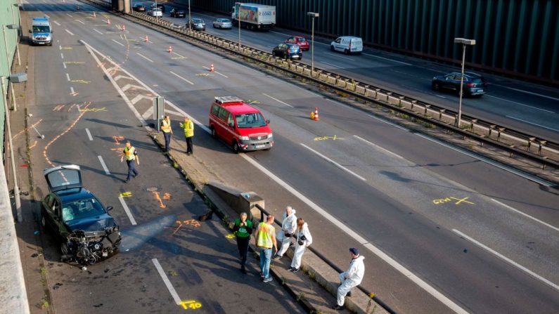 Los agentes de policía y los expertos forenses aseguran las pruebas en el lugar donde se estrelló una motocicleta con un coche, probablemente el coche fue utilizado por un presunto delincuente para causar varios accidentes en la autopista A 100 de Berlín (Alemania) el 19 de agosto de 2020. (Foto de ODD ANDERSEN/AFP vía Getty Images)