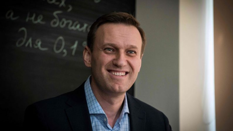 El líder de la oposición rusa Alexéi Navalni sonríe durante una entrevista con AFP en la oficina de su Fundación Anticorrupción (FBK) en Moscú (Rusia) el 16 de enero de 2018. (Mladen Antonov /AFP a través de Getty Images)
