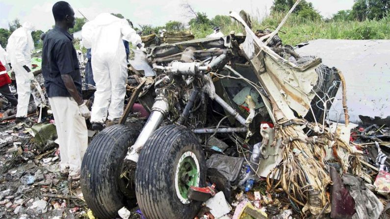 Varios investigadores examinan el lugar donde un avión se estrelló cerca del aeropuerto internacional en Yuba. Foto de archivo de EFE/Philip Dhil