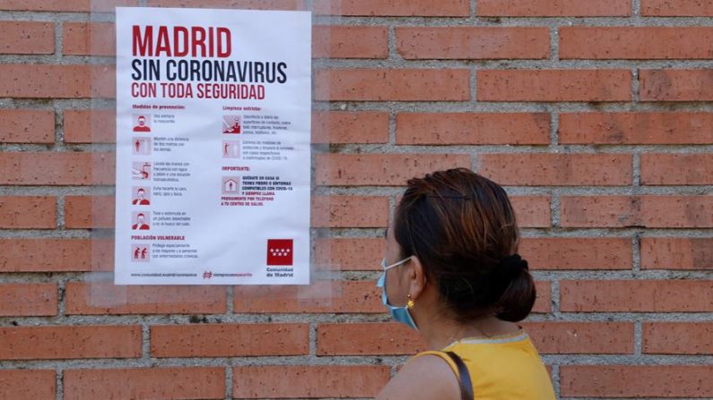 Una persona espera en las urgencias en la localidad de Móstoles, (Madrid) para la realización de pruebas PCR. EFE/Zipi