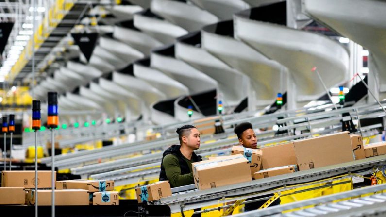 Hombres trabajan en una estación de distribución de Amazon en Staten Island, ciudad de Nueva York (EE.UU.), el 5 de febrero de 2019. (JOHANNES EISELE/AFP a través de Getty Images)