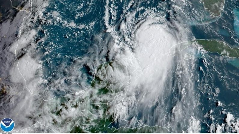 Fotografía cedida por la Oficina Nacional de Administración Oceánica y Atmosférica (NOAA) de Estado Unidos por vía del Centro Nacional de Huracanes (NHC) donde se muestra la localización del huracán Laura el 25 de agosto de 2020 a las 09:06 hora local (13:06 GMT). EFE/NOAA-NHC