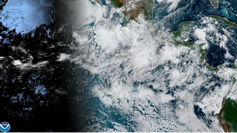 Fotografía cedida por la Oficina Nacional de Administración Oceánica y Atmosférica (NOAA) por vía del Centro Nacional de Huracanes (NHC), que muestra la localización de la tormenta tropical Hernán en el Pacífico mexicano el 27 de agosto de 2020, a las 10:30 hora local (14:30 GMT). EFE/ NOAA-NHC