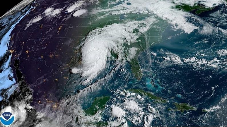 Fotografía cedida por la Oficina Nacional de Administración Oceánica y Atmosférica (NOAA) de Estado Unidos por vía del Centro Nacional de Huracanes (NHC) donde se muestra la localización del huracán Laura el 27 de agosto de 2020 a las 9:01 hora local (13:01 GMT). EFE/NOAA-NHC