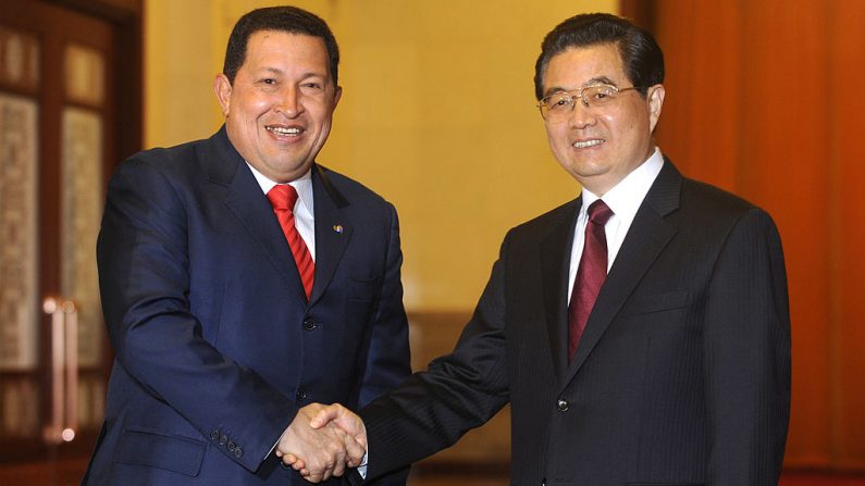 El líder venezolano Hugo Chávez (i), le da la mano a su homólogo chino Hu Jintao durante su reunión en el Gran Salón del Pueblo el 8 de abril de 2009 en Beijing, China. (Foto de Minoru Iwasaki-Pool/Getty Images)