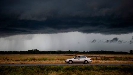 Potente huracán Laura toca tierra en suroeste de Louisiana