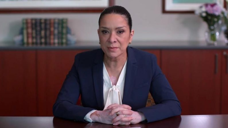 Captura de un vídeo publicado por Mercury Public Affairs donde aparece la jueza federal hispana, Esther Salas, mientras habla de los momentos del ataque a su casa y de la muerte de su hijo. (EFE/Mercury P.a.)