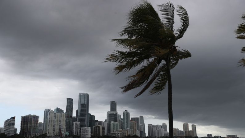 Se ven nubes de tormenta sobre la ciudad mientras el huracán Isaías se acerca a la costa este de Florida el 1 de agosto de 2020 en Miami, Florida. (Foto de Joe Raedle/Getty Images)