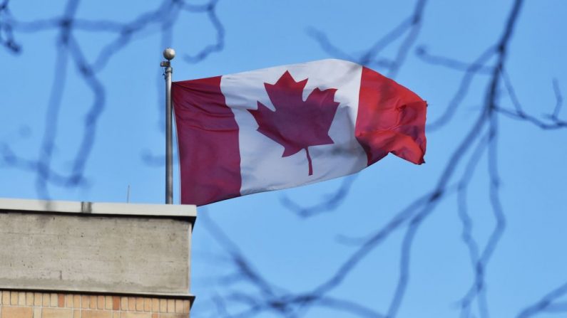 La bandera canadiense ondea sobre la embajada canadiense en Beijing (China) el 15 de enero de 2019. (Foto de GREG BAKER/AFP vía Getty Images)