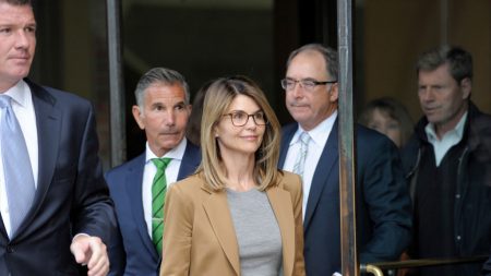 Condenan a actriz Lori Loughlin a dos meses de cárcel por sobornos a universidad