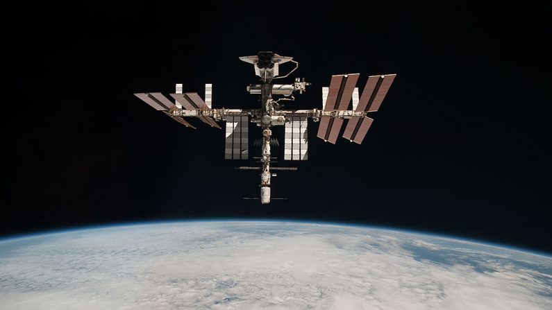 En esta imagen proporcionada por la Agencia Espacial Europea (ESA) y la NASA, se ve la Estación Espacial Internacional y el transbordador espacial acoplado Endeavour, el 23 de mayo de 2011 en el Espacio. (Paolo Nespoli - ESA/NASA vía Getty Images)