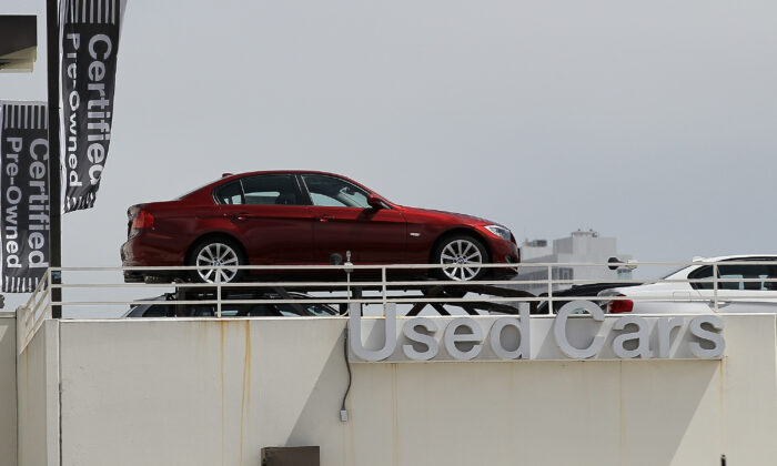 Foto de archivo de un automóvil usado en exhibición, en San Francisco, California, el 9 de junio de 2011. (Justin Sullivan/Getty Images).
