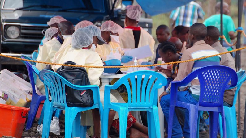 En una imagen de archivo se observa un equipo médico preparándose para iniciar una vacunación contra el Ébola en Goma, Congo, el 7 de agosto de 2019. (Augustin Wamenya/AFP vía Getty Images)