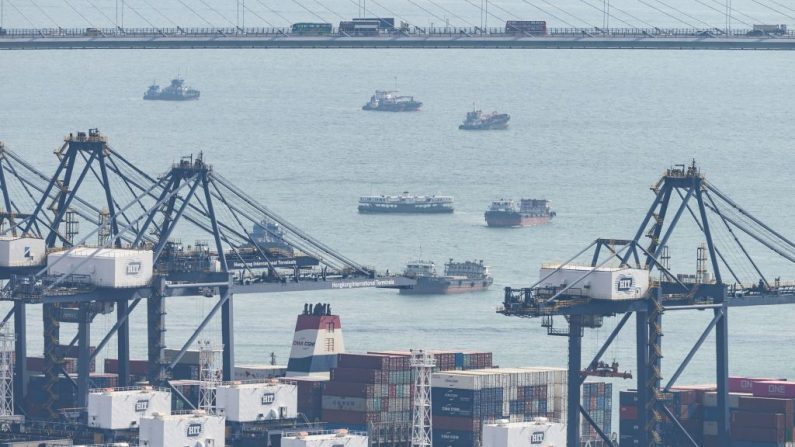 Se ve un Star fery (C) entre los buques de carga que navegan cerca de las instalaciones portuarias de las terminales de contenedores de Kwai Tsing en Hong Kong el 20 de agosto de 2019. (Philip Fong/AFP vía Getty Images)