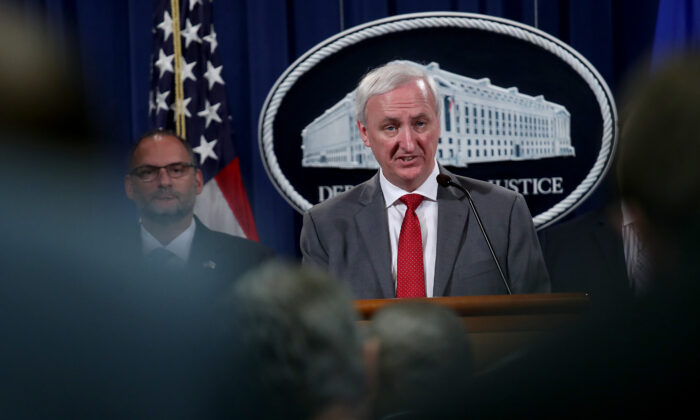 El fiscal general adjunto Jeffrey Rosen durante una conferencia de prensa en el Departamento de Justicia el 19 de julio de 2019 en Washington. (Win McNamee/Getty Images)