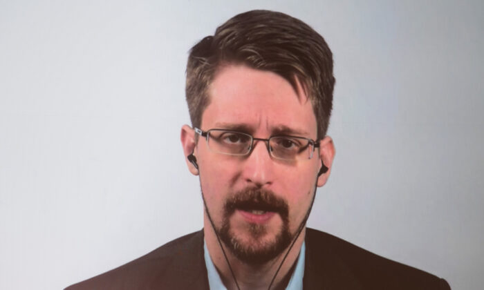 El exempleado de la CIA y denunciante de Estados Unidos. Edward Snowden aparece en una pantalla mientras habla durante una videoconferencia para presentar su libro titulado "Permanent Record", el 17 de septiembre de 2019 en Berlín. (JORG CARSTENSEN/DPA/AFP vía Getty Images)