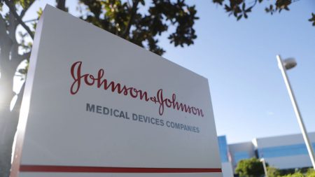 EE.UU. dará USD 1000 millones a Johnson & Johnson para la manufactura de vacuna contra COVID-19