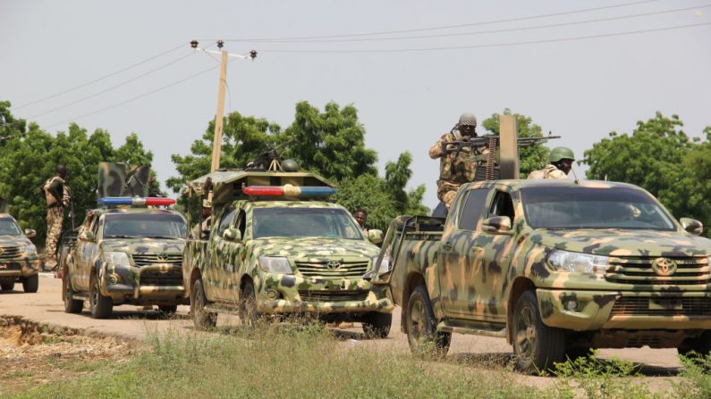 Soldados nigerianos patrullan el 12 de octubre de 2019. (Foto de -/AFP vía Getty Images)