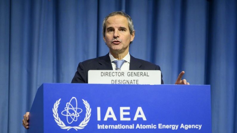 Rafael Grossi habla después de haber jurado como Director General del Organismo Internacional de Energía Atómica (OIEA) , durante la Segunda Sesión Especial de la Conferencia General del OIEA en la sede del organismo en Viena el 2 de diciembre de 2019. (Foto de JOE KLAMAR/AFP vía Getty Images)
