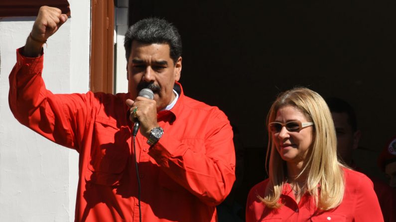 El líder venezolano Nicolás Maduro (i), flanqueado por su esposa Cilia Flores, habla desde un balcón del Palacio de Miraflores en Caracas (Venezuela), el 23 de enero de 2020. (Foto de YURI CORTEZ/AFP vía Getty Images)