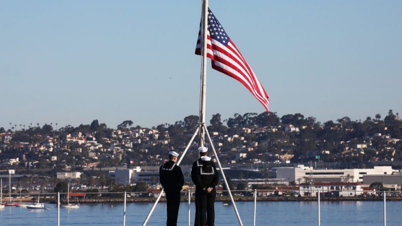 Marineros de la Marina de Estados Unidos se preparan para bajar la bandera de la cubierta del portaaviones USS Nimitz (CVN 68) el 18 de enero de 2020 en Coronado, California.(Mario Tama/Getty Images)