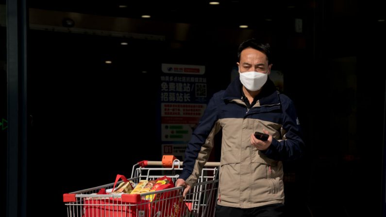 Un hombre chino usa una máscara protectora en el mercado de alimentos, el 24 de febrero de 2020, en Beijing, China. (Lintao Zhang/Getty Images)