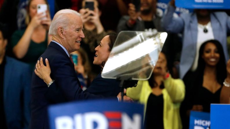 La senadora de California Kamala Harris (C) abraza al exvicepresidente Joe Biden, candidato presidencial demócrata, luego de que ella lo respaldara en un mitin de campaña en Renaissance High School en Detroit, Michigan, el 9 de marzo de 2020 (JEFF KOWALSKY/AFP a través de Getty Images).