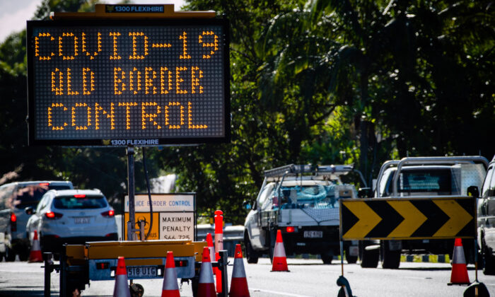 Puesto de control de vehículos en la Autopista del Pacífico en la frontera entre Queensland y Nueva Gales del Sur, en Brisbane, el 15 de abril de 2020. (Patrick Hamilton /AFP vía Getty Images)