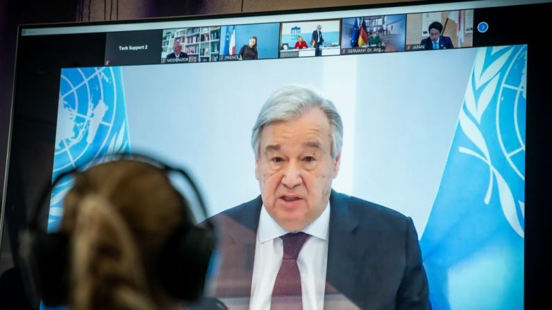 El Secretario General de las Naciones Unidas, Antonio Guterres, se ve en una pantalla durante la videoconferencia el 28 de abril de 2020. (MICHAEL KAPPELER/ AFP a través de Getty Images)